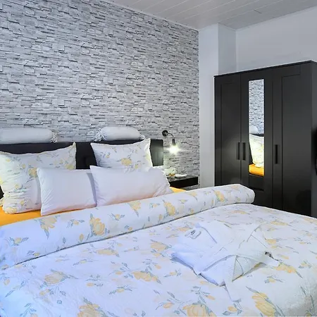 Apartment Ferienwohnung Ausoniusblick *